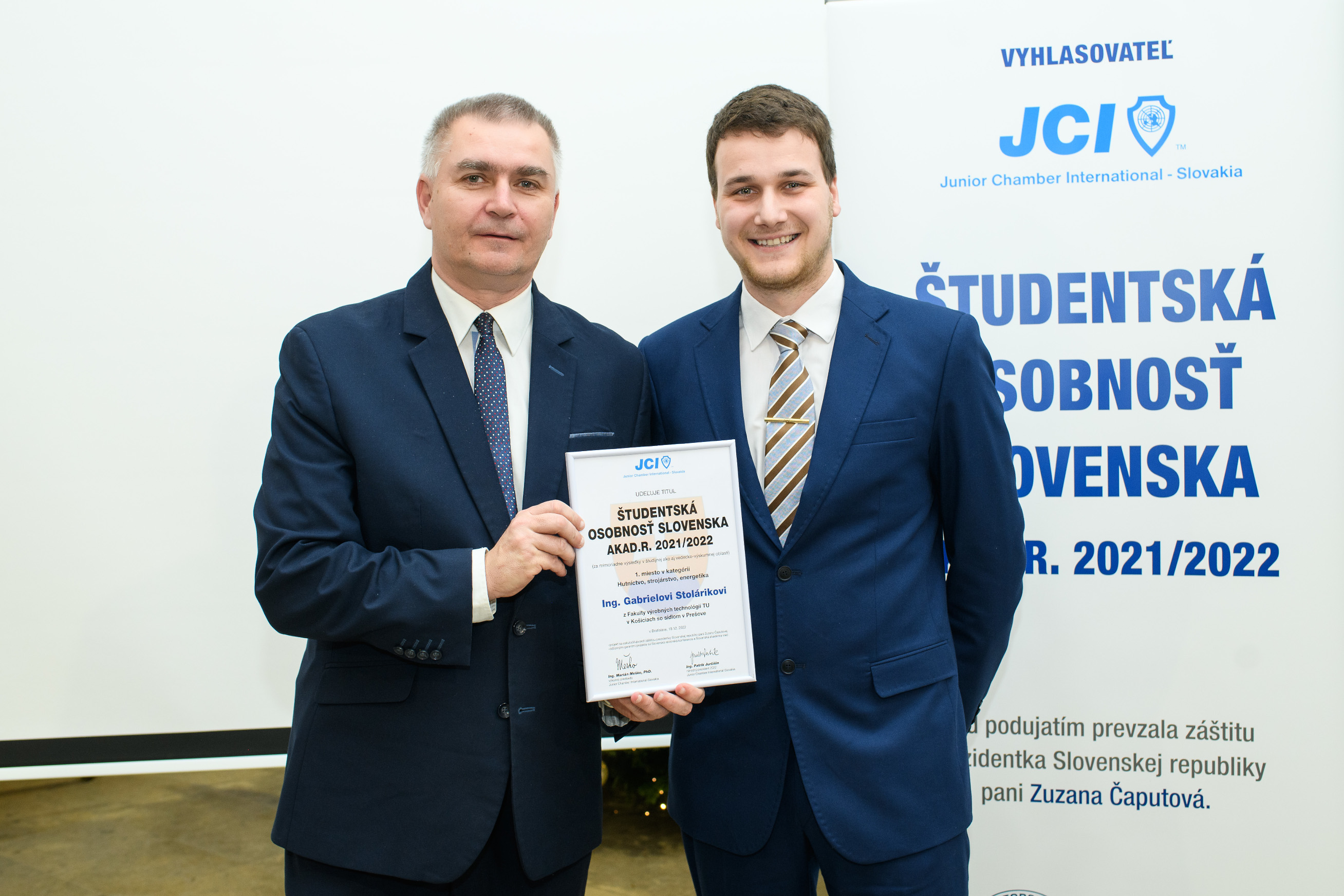 Študentská osobnosť Slovenska 2021/2022 Gabriel Stolárik z FVT TUKE a výkonný predseda JCI Slovakia Marián Meško.